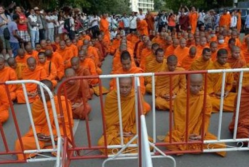Ratusan biksu berkumpul mendesak Raja Kamboja menunda sidang pertama Parlemen hingga sengketa pemilu mendapat solusi.