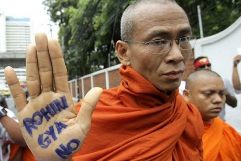 Ratusan Biksu Buddha Myanmar menggelar demontrasi menolak keberadaan Muslim Rohingya. (ilustrasi).
