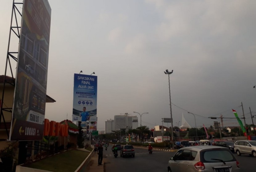 Ratusan billboard berdiri tak beraturan dan tampak semerawut di sepanjang Jalan Margonda, Kota Depok. Berdasarkan data Satpol PP Kota Depok pada 2018, ada 47 billboard yang berdiri di sepanjang Jalan Margonda dan diduga ada lima unit bilboard berdiri tak berijin.