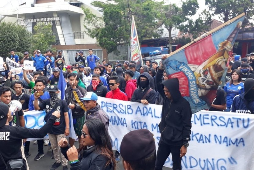 Ratusan bobotoh Persib Bandung di Sukabumi menolak putusan PSSI yang menghukum lima pemain dan meminta revolusi di PSSI ke Kantor DPRD Kota Sukabumi Senin (15/10).