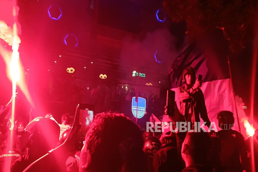 Ratusan bobotoh tumpah ruah di Jalan Sulanjana, Kota Bandung, tepatnya di depan Gedung Graha Persib, Senin (5/5/2025) malam merayakan Persib Bandung kembali menjadi juara Liga I Indonesia. 