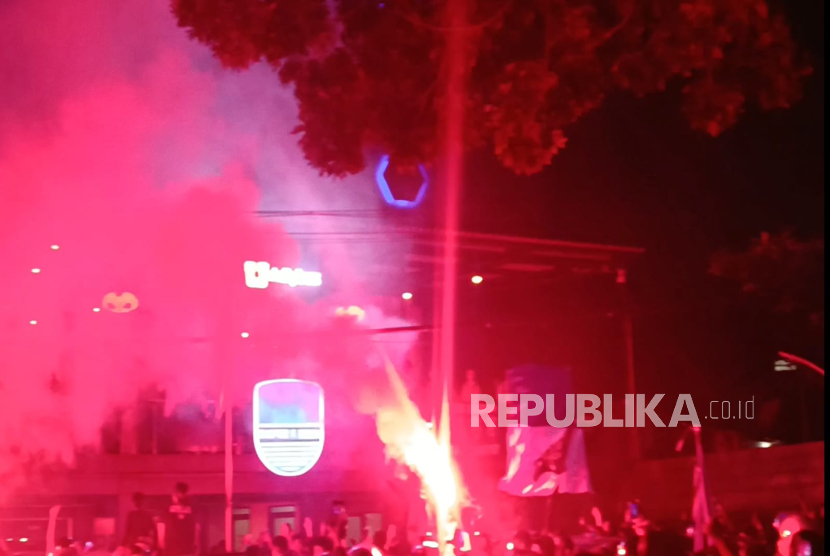 Ratusan bobotoh tumpah ruah di Jalan Sulanjana, Kota Bandung, tepatnya di depan Gedung Graha Persib, Senin (5/5/2025) malam merayakan Persib Bandung kembali menjadi juara Liga I Indonesia. 