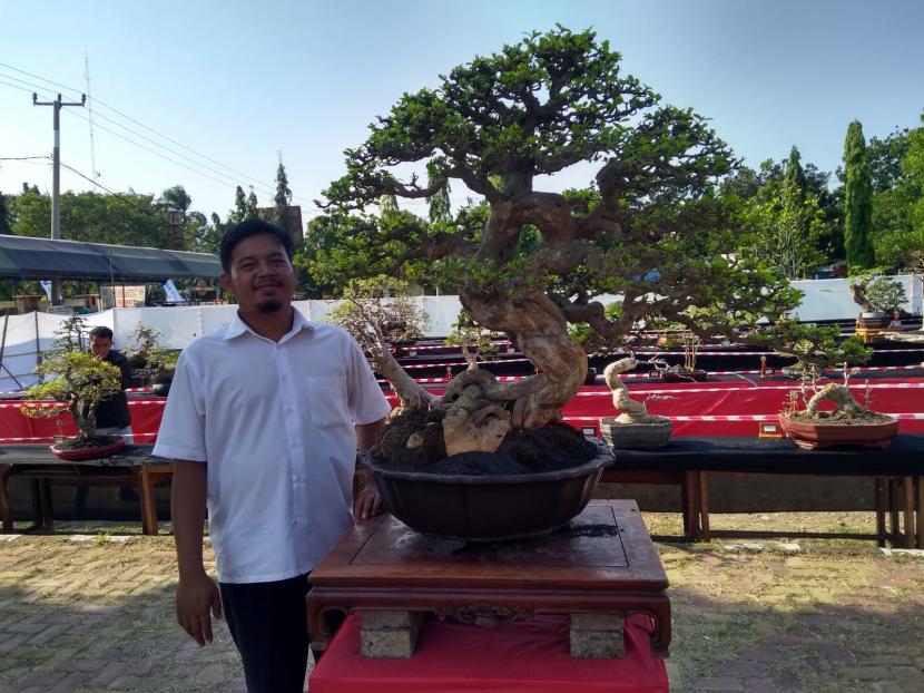 Ratusan bonsai memenuhi halaman GOR Singalodra Indramayu, Senin (25/7). Tanaman-tanaman mungil nan cantik itu sengaja ditampilkan dalam ajang Festival Bonsai dan Exhibition yang digelar Rumah Bonsai Indonesia (Rubi) Cabang Indramayu.
