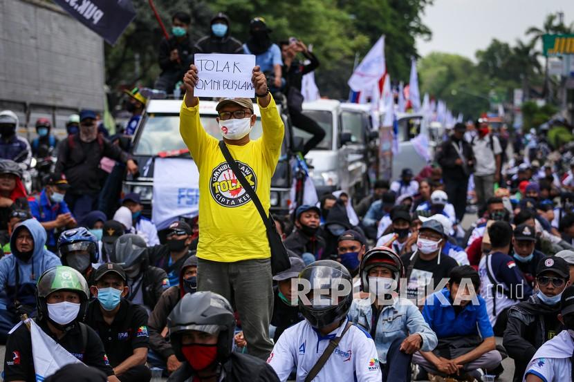 Ratusan buruh berunjuk rasa di kawasan Jatiuwung, Kota Tangerang, Banten, Senin (5/10/2020). Dalam aksinya mereka menolak 