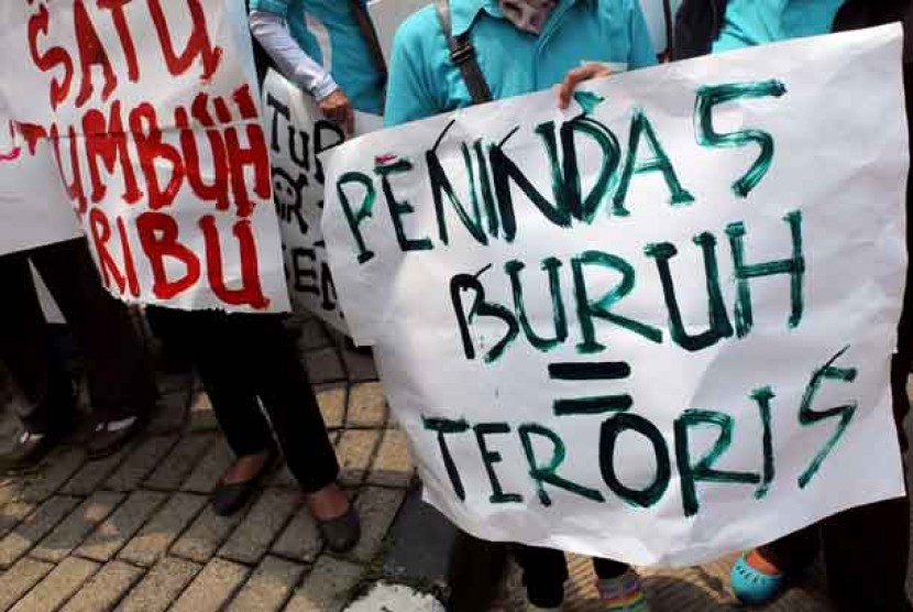 Ratusan buruh berunjuk rasa peringati Hari Buruh Sedunia di depan kantor Bupati Bekasi, Cikarang Pusat, Jawa Barat, Rabu (1/5).