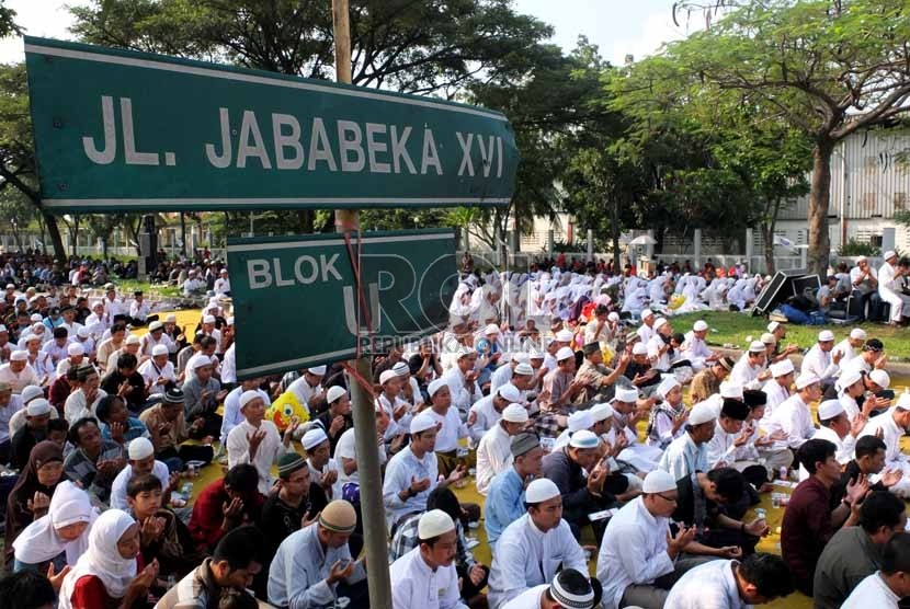   Ratusan buruh dan pengusaha menggelar zikir bersama menyambut Hari Buruh Sedunia di kawasan industri Jababeka, Bekasi, Jawa Barat, Rabu (1/5).  (Republika/Prayogi)