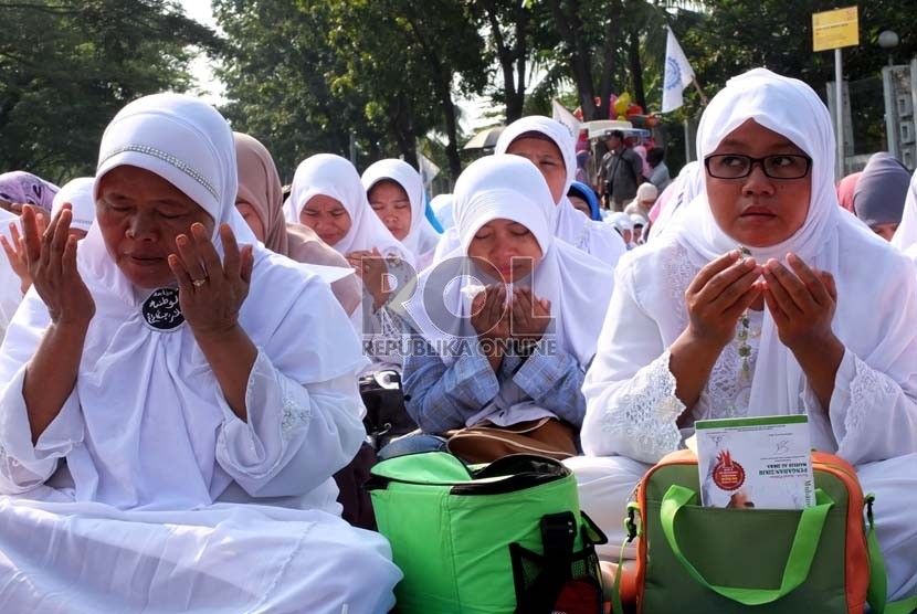   Ratusan buruh dan pengusaha menggelar zikir bersama menyambut Hari Buruh Sedunia di kawasan industri Jababeka, Bekasi, Jawa Barat, Rabu (1/5).  (Republika/Prayogi)