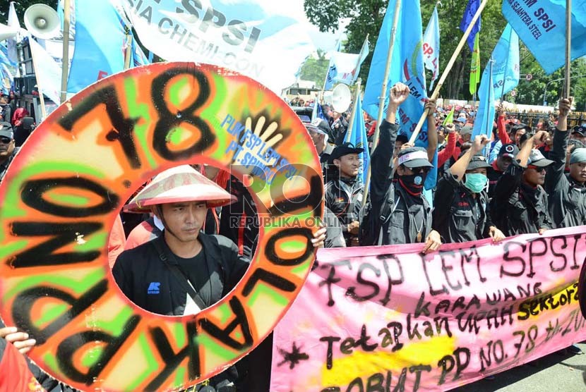   Ratusan buruh dari berbagai elemen kembali menggelar aksi di depan Gedung Sate, Kota Bandung, Selasa (15/12). 