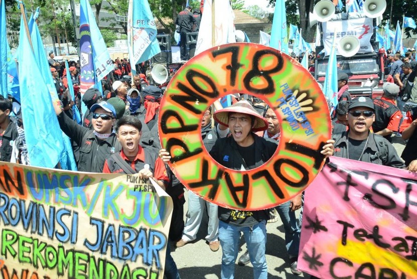 Ratusan buruh dari berbagai elemen kembali menggelar aksi di depan Gedung Sate, Kota Bandung, Selasa (15/12). Mereka menolak penetapan besaran UMK 2016 yang diatur dalam PP No 78 Tahun 2015.