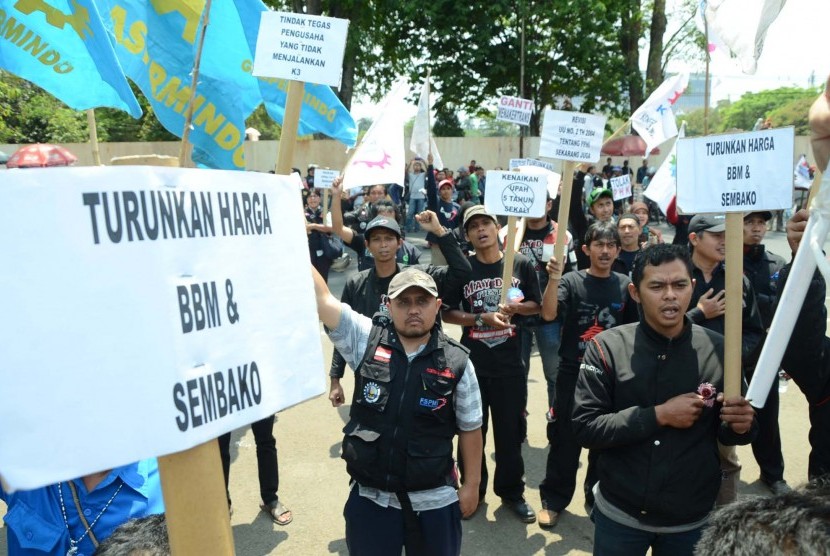 Ratusan buruh dari berbagai organisasi buruh menggelar aksi di depan Gedung Sate, Kota Bandung, Selasa (1/9). Aksi tersebut di antaranya menolak pemutusan hubungan kerja (PHK) akibat pelemahan rupiah dan kenaikan upah minimum.