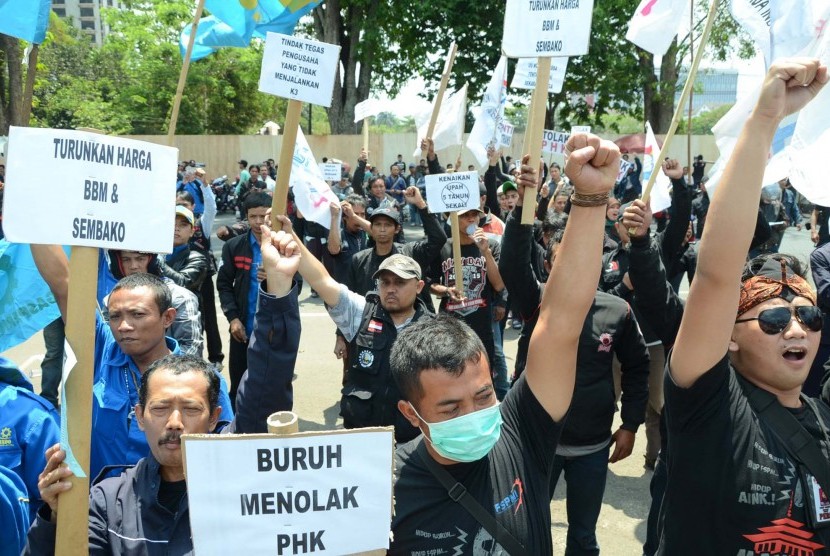 Ratusan buruh dari berbagai organisasi buruh menggelar aksi di depan Gedung Sate, Kota Bandung, Selasa (1/9). Aksi tersebut di antaranya menolak pemutusan hubungan kerja (PHK) akibat pelemahan rupiah dan kenaikan upah minimum.