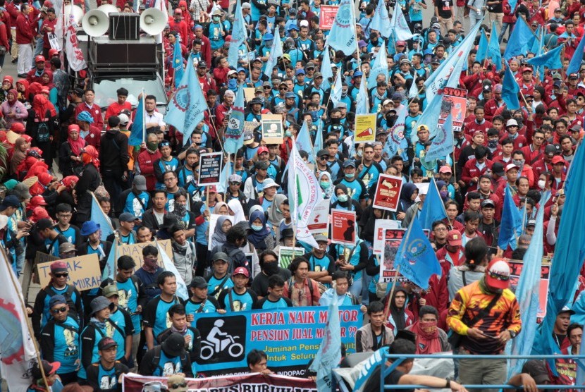 Ratusan buruh dari berbagai serikat buruh melakukan aksi pada peringatan Hari Buruh Internasional May Day di depan Patung Kuda, Jakarta, Rabu (1/5/2019).