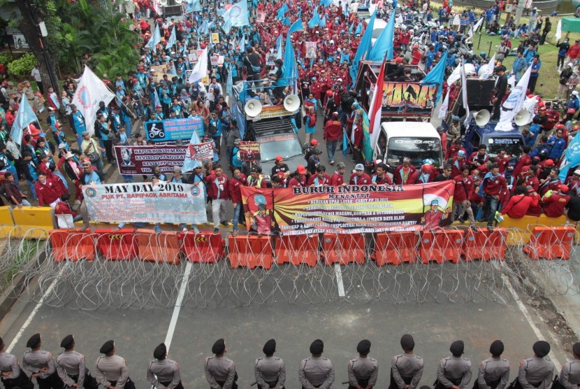 Ratusan buruh dari berbagai serikat buruh melakukan aksi pada peringatan Hari Buruh Internasional May Day di depan Patung Kuda, Jakarta, Rabu (1/5/2019). 