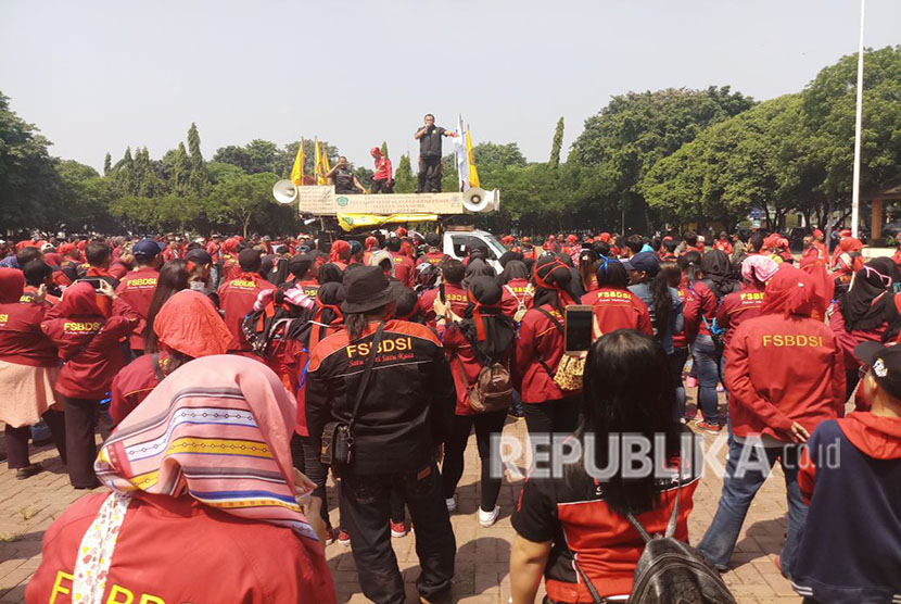 Aksi buruh di Bekasi, Jawa Barat, Selasa (1/5).