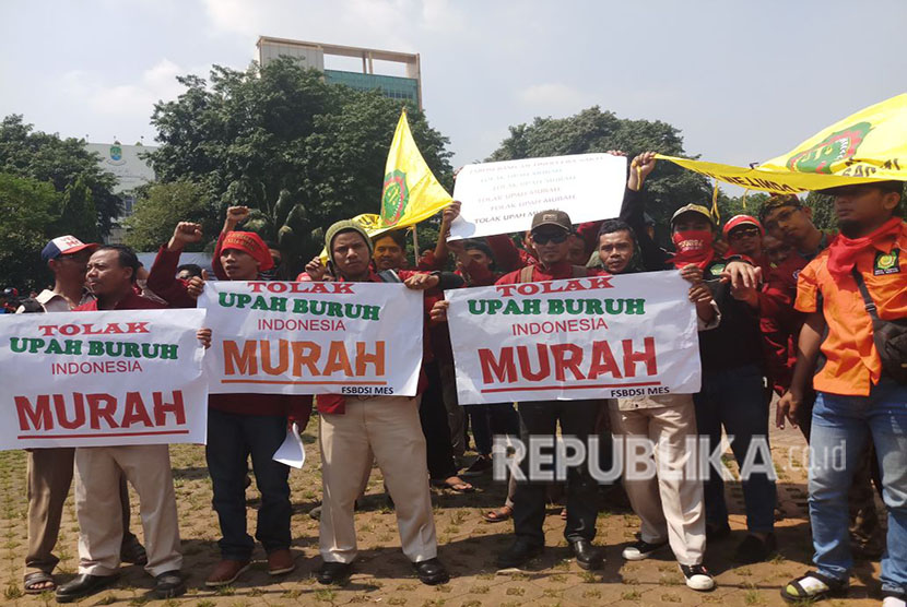 Ratusan buruh dari FSBDSI Kota Bekasi merayakan Hari Buruhdi Alun-Alun Kota Bekasi, Jawa Barat, Selasa (1/5)