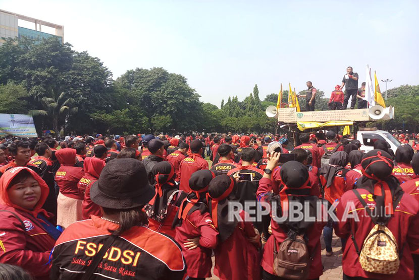 Buruh di Kota Bekasi merayakan Hari Buruh Sedunia bersama pejabat setempat di Alun-alun Kota Bekasi, Selasa (1/5).