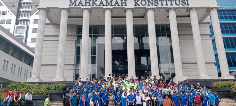 Ratusan buruh dari puluhan serikat pekerja menggeruduk Mahkamah Konstitusi (MK), di Jakarta Selasa (28/3) siang.