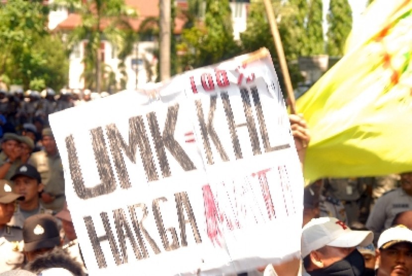 Ratusan buruh demo menuntut kenaikan UMK (ilustrasi).