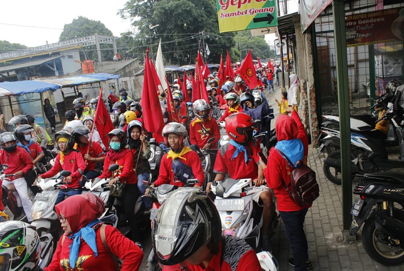 Ratusan buruh melanjutkan aksi demo bersama yang ada di seluruh Bandung Raya. 
