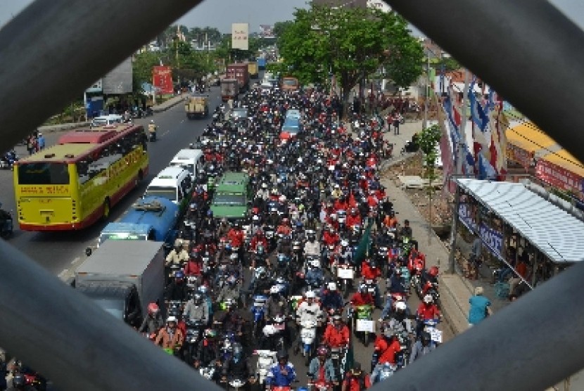 Ratusan buruh di Tangerang saat berunjuk rasa menuntut kenaikan upah.