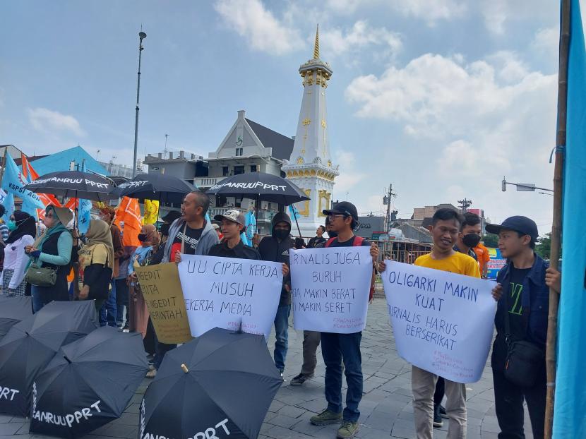 Ratusan buruh di Yogyakarta menggelar peringatan Hari Buruh Internasional di sekitaran Tugu Yogyakarta, Jumat (1/5/2023). 