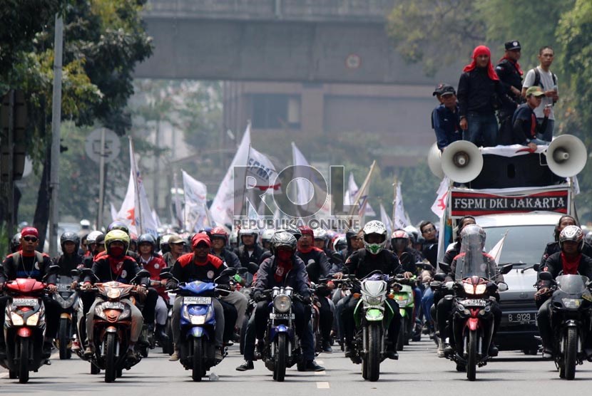  Ratusan buruh melakukan aksi unjuk rasa tuntut kenaikan upah minimum di depan Balaikota Jakarta, Jalan Medan Merdeka Selatan, Jakarta Pusat, Selasa (3/9).    (Republika/Yasin Habibi)