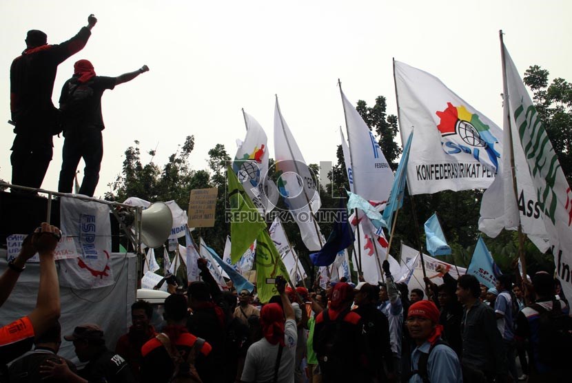  Ratusan buruh melakukan aksi unjuk rasa tuntut kenaikan upah minimum di depan Balaikota Jakarta, Jalan Medan Merdeka Selatan, Jakarta Pusat, Selasa (3/9).    (Republika/Yasin Habibi)