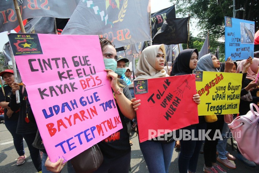 Ratusan buruh menggelar aksi di depan Gedung Sate, Jalan Diponegoro, Kota Bandung, Rabu (20/11).
