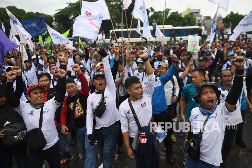 Ratusan buruh menggelar aksi unjuk rasa menentang omnibus law di Jakarta, Senin (20/1/2020). 