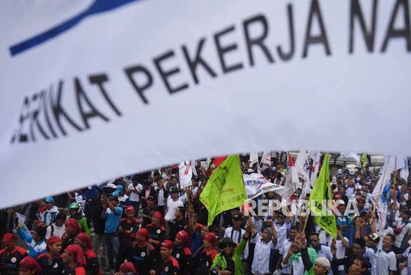 Ratusan buruh menggelar aksi unjuk rasa menentang omnibus law di Jakarta, Senin (20/1/2020). 