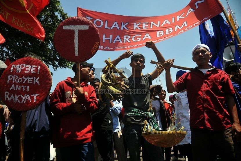  Ratusan buruh petani melakukan aksi unjuk rasa dalam memperingati Hari Tani Nasional di Jakarta, Rabu (24/9).   (Republika/Prayogi)