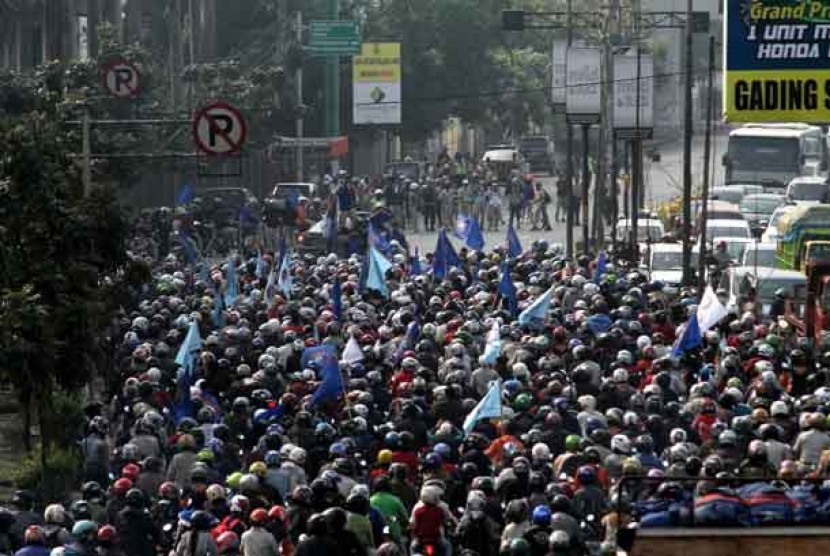 Ratusan buruh Tangerang berkendara sepeda motor saat aksi mogok nasional di jalan raya Serpong, Tangerang, Banten, Rabu (3/10).