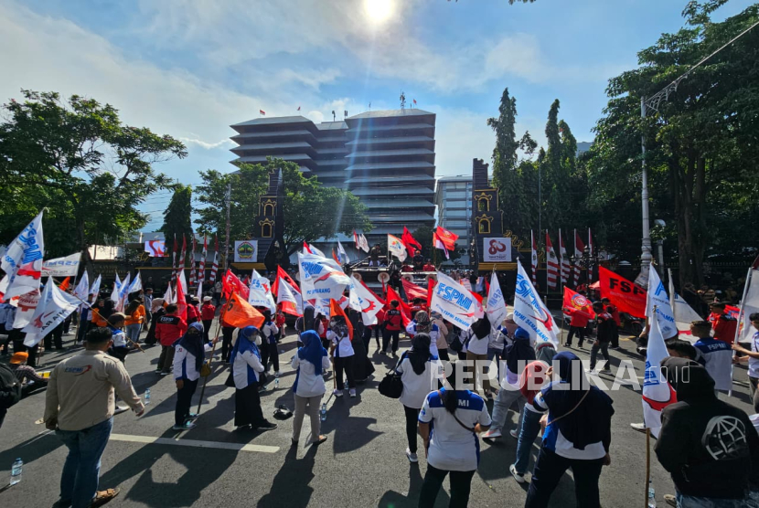 Ratusan buruh yang tergabung dalam Aliansi Buruh Jawa Tengah (ABJT) menggelar demonstrasi di depan Kantor Gubernur Jawa Tengah, Kota Semarang, Kamis (28/8/2025).