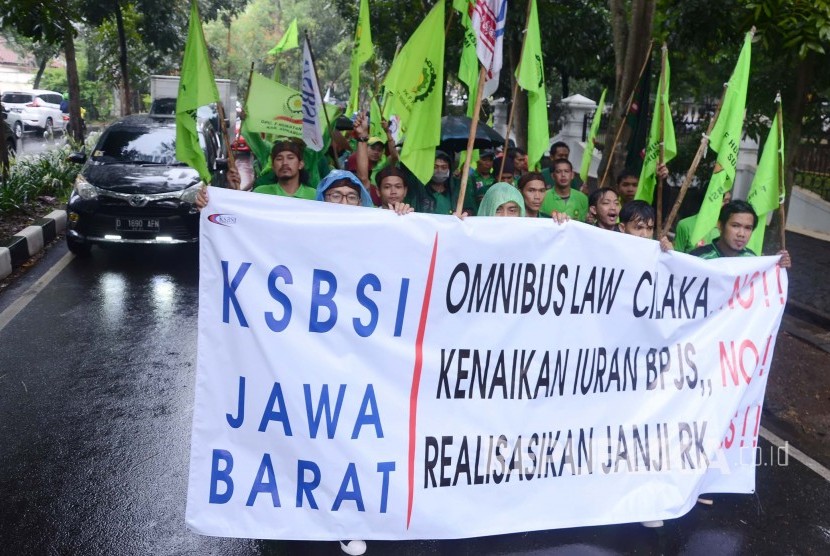 Ratusan buruh yang tergabung dalam konfederasi Serikat Buruh Seluruh Indonesia menggelar aksi di kawasan Gedung Sate, Kota Bandung, Kamis (13/2). 