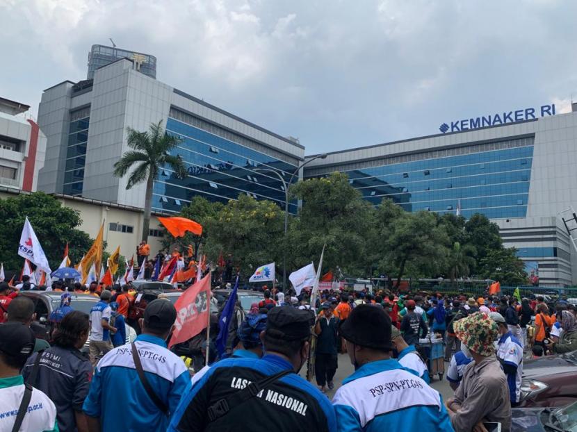 Ratusan buruh yang tergabung dalam Konfederasi Serikat Pekerja Indonesia (KSPI) mengepung kantor Kementerian Tenaga Kerja (Kemenaker) untuk menuntut Permenaker terbaru mengenai Jaminan Hari Tua atau JHT untuk segera dicabut, Rabu (16/2). 
