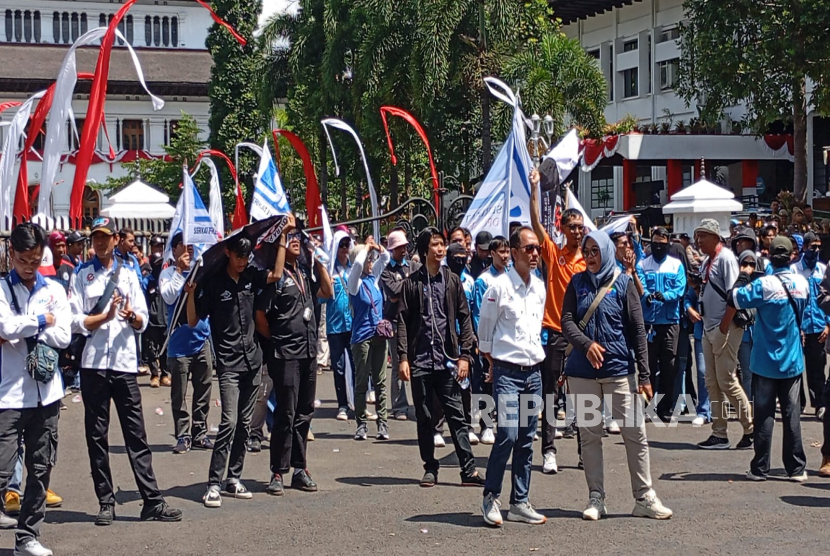 Ratusan buruh yang tergabung dalam Konfederasi Serikat Pekerja Indonesia (KSPI) melakukan aksi demonstrasi di Jalan Diponegoro, Kota Bandung tepatnya di depan kantor Gedung Sate, Kamis (28/8/2025). 