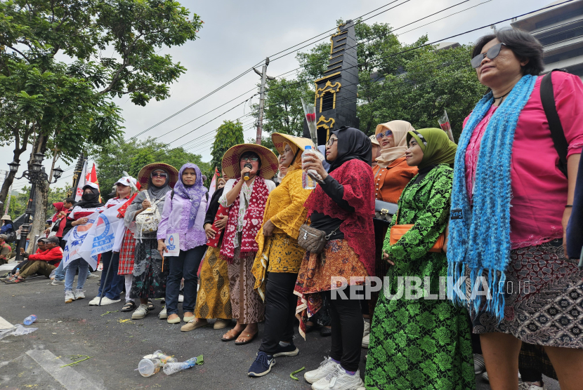 Ratusan buruh yang tergabung dalam Konfederasi Serikat Pekerja Nusantara (KSPN) menggelar unjuk rasa dalam peringatan Hari Buruh Internasional atau May Day di depan Kantor Gubernur Jawa Tengah (Jateng), Semarang, Kamis (1/5/2025). 