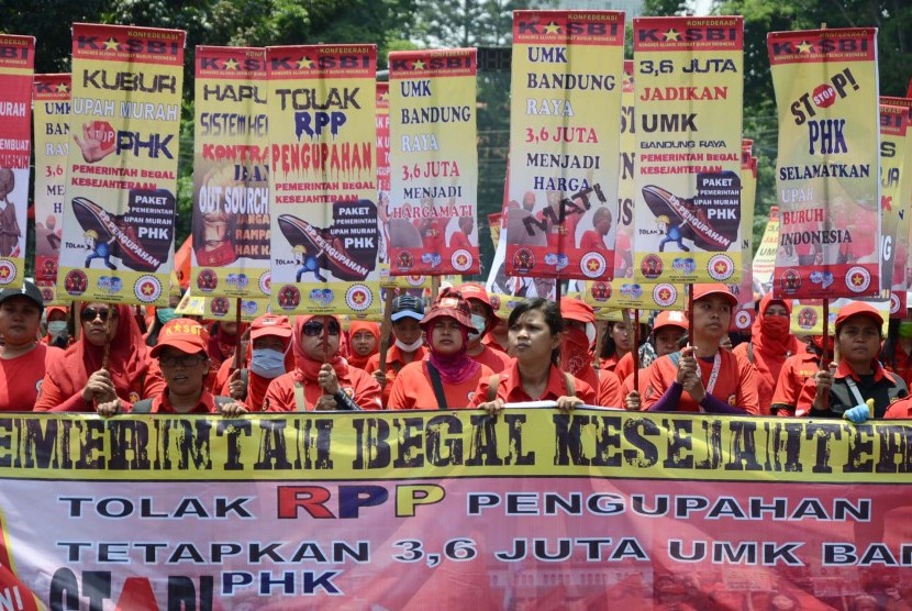 Ratusan buruh yang tergabung dalam Kongres Aliansi Serikat Buruh Indonesia (KASBI) menggelar aksi menolak Rancangan Peraturan pemerintah (RPP), di depan Gedung Sate, Kota Bandung, Rabu (28/10). 