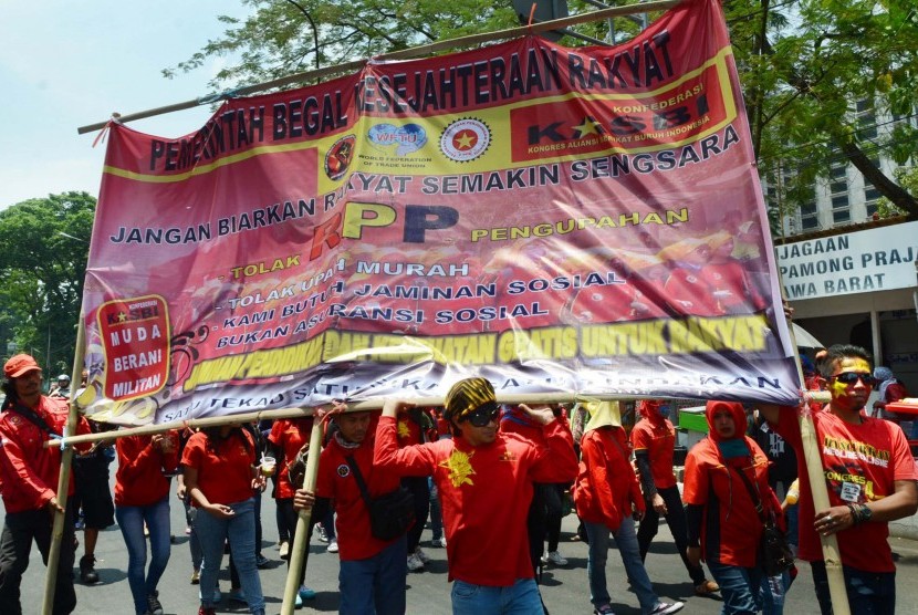 Ratusan buruh yang tergabung dalam Kongres Aliansi Serikat Buruh Indonesia (KASBI) menggelar aksi menolak Rancangan Peraturan pemerintah (RPP), di depan Gedung Sate, Kota Bandung, Rabu (28/10). 