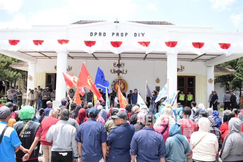 Ratusan buruh yang tergabung dalam Majelis Pekerja Buruh Indonesia (MPBI) DIY menggelar aksi unjuk rasa di depan Gedung DPRD DIY, Rabu (27/8/2025). 