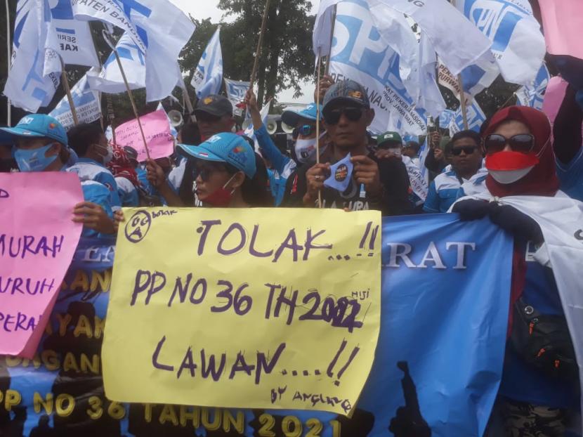 Ratusan buruh yang tergabung di Serikat Pekerja Nasional (SPN) Provinsi Jawa Barat melakukan aksi demonstrasi di Jalan Diponegoro tepatnya di depan kantor Gedung Sate, Rabu (17/11). 