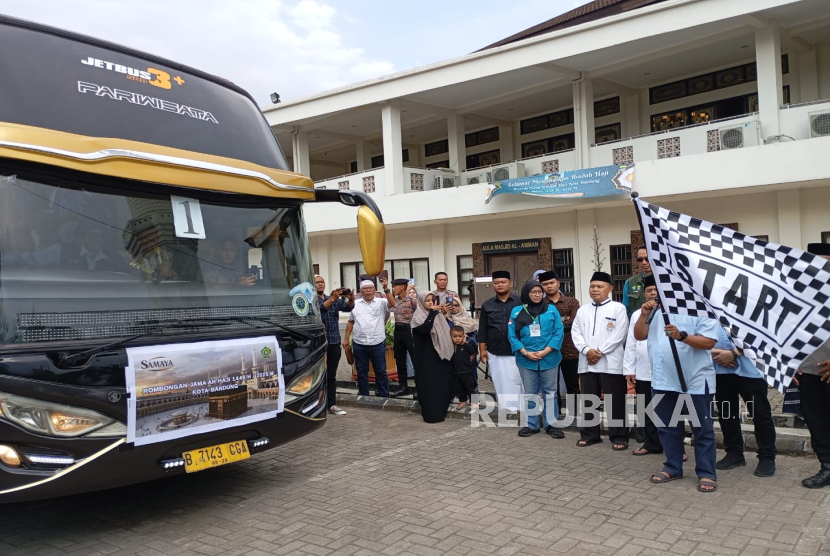 Ratusan Calon Jamaah Haji Kloter Pertama Asal Bandung Diberangkatkan ke Asrama Haji Bekasi