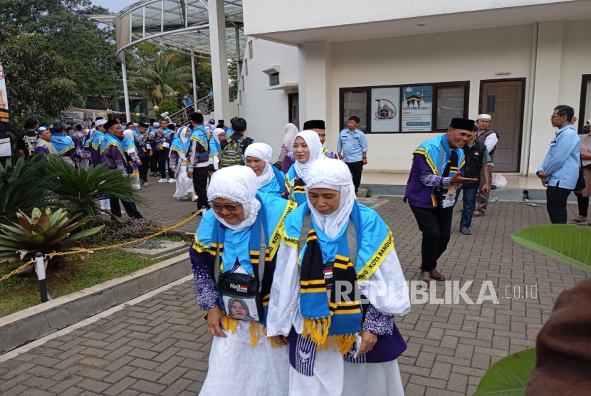 Ratusan calon jamaah haji asal Kota Bandung kloter pertama mulai diberangkatkan ke asrama haji embarkasi Bekasi, Sabtu (3/5/2025) dari titik keberangkatan di Mapolda Jabar. Mereka akan menginap di asrama haji untuk selanjutnya diberangkatkan ke Mekkah, Arab Saudi pada Ahad (4/5/2025). 
