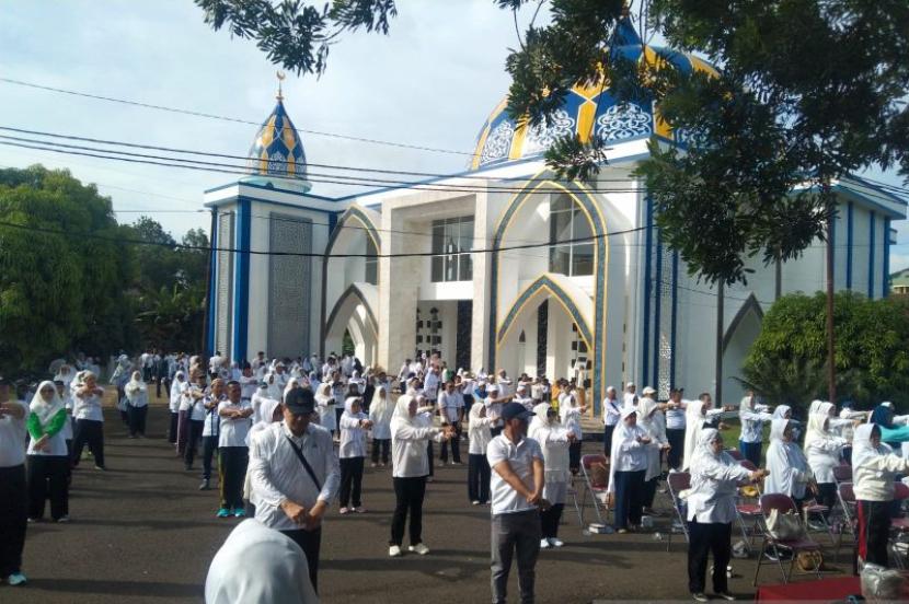 Ratusan calon jamaah haji Sumsel mengikuti Senam Haji Indonesia di Asrama Haji Palembang, Ahad (28/4/2024).