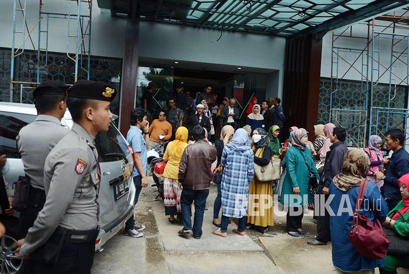 Ratusan calon jemaah umrah menggeruduk kantor PT Solusi Balad Lumampah (PT SBL) untuk meminta kejelasan, di Jalan Dewi Sartika Kota Bandung, Rabu (31/1).