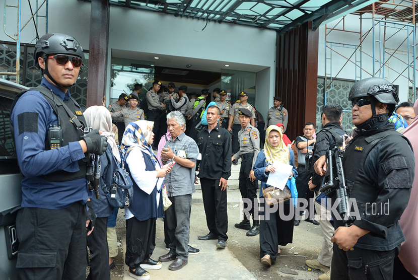Ratusan calon jemaah umroh menggeruduk kantor PT Solusi Balad Lumampah (PT SBL) untuk meminta kejelasan, di Jalan Dewi Sartika Kota Bandung, Rabu (31/1). (