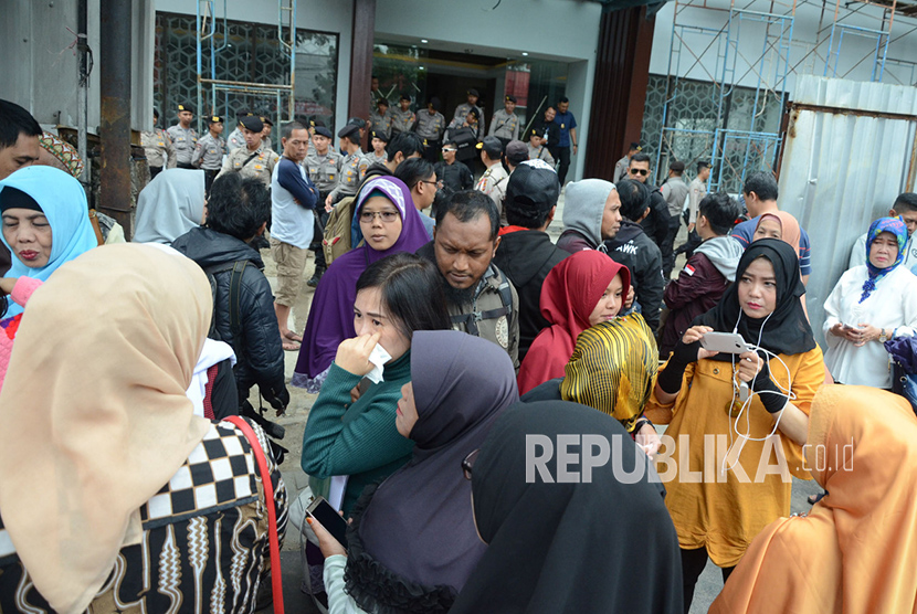 Ratusan calon jemaah umroh menggeruduk kantor PT Solusi Balad Lumampah (PT SBL) untuk meminta kejelasan, di Jalan Dewi Sartika Kota Bandung, Rabu (31/1).