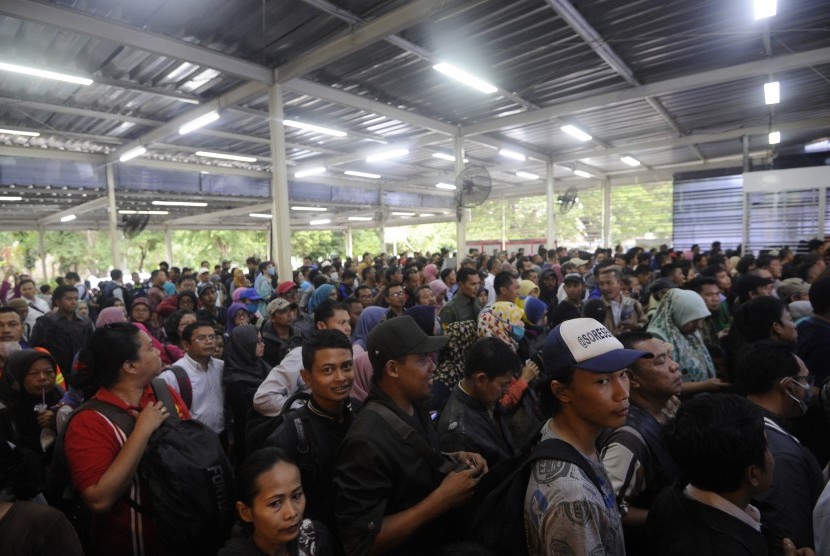Ratusan calon penumpang menumpuk di stasiun