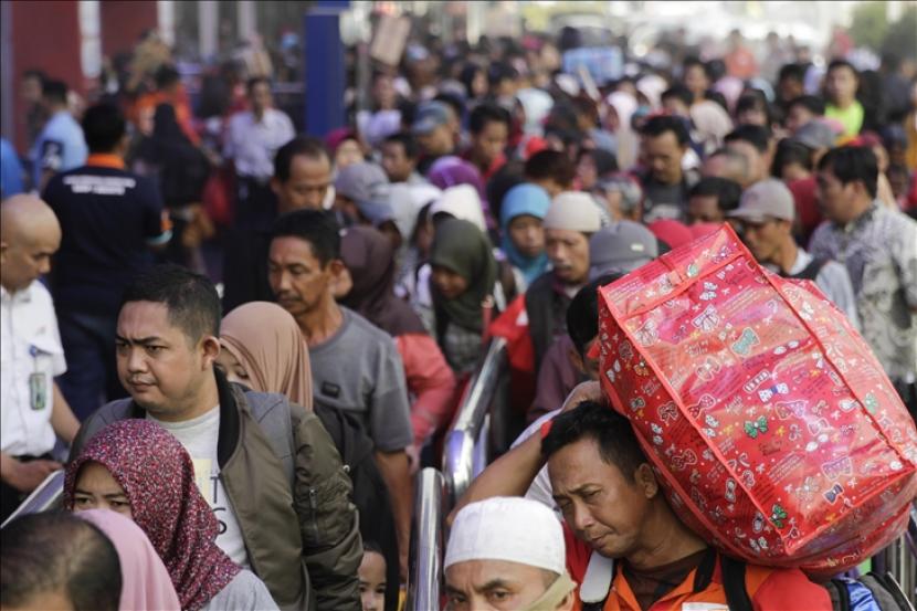 Ratusan calon penumpang kereta api mulai memadati stasiun Pasar Senen, Jakarta Pusat, Indonesia pada Kamis 08 Juni 2018. Mudik di Indonesia identik dengan tradisi tahunan yang terjadi menjelang hari Idul Fitri, umat Muslim di Indonesia setiap tahunnya melaksanakan tradisi ini. 