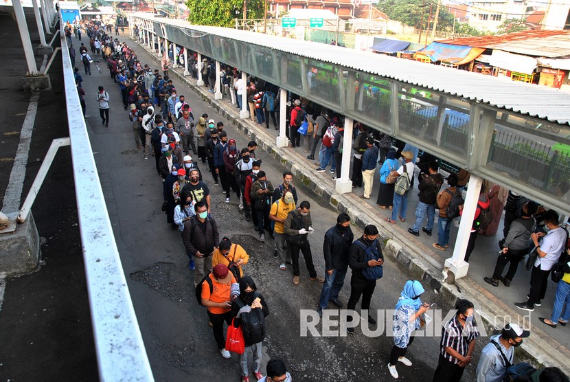 Ratusan calon penumpang KRL Commuter Line mengantre menuju pintu masuk Stasiun Bogor di Jawa Barat, Senin (8/6/2020). Antrean panjang calon penumpang tersebut terjadi saat dimulainya aktivitas perkantoran di Jakarta di tengah masa transisi Pembatasan Sosial Berskala Besar (PSBB) pandemi COVID-19.